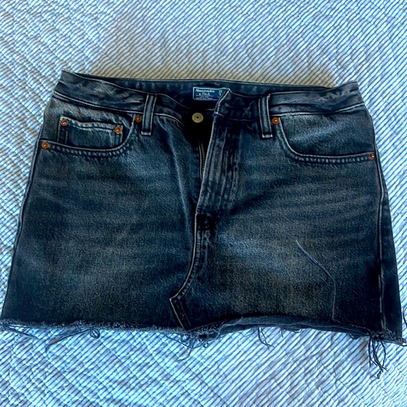Black mini jean skirt, size 6 - Picture 1 of 5